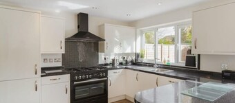 Spacious 5 bed Sunninghill with driveway parking