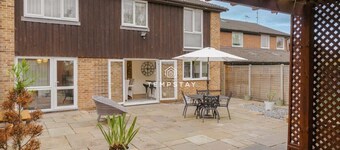 Spacious 5 bed Sunninghill W/ Drive - By Tempstay