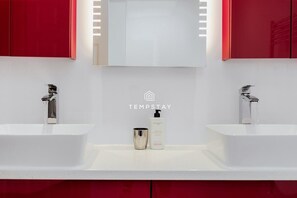 Badekar, hårføner og håndklær