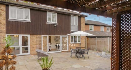 Spacious 5 bed Sunninghill W/ Drive - By Tempstay