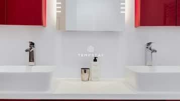 Bañera, secador de pelo, toallas