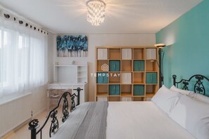 5 slaapkamers, een strijkplank/strijkijzer, wifi, beddengoed