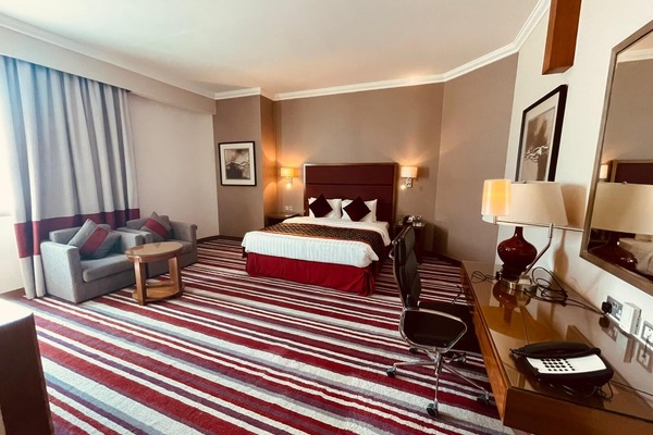 Deluxe-Doppel- oder -Zweibettzimmer | Minibar, Zimmersafe, Schreibtisch, schallisolierte Zimmer