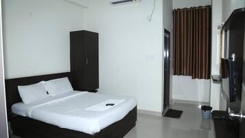 Habitación clásica, 1 cama de matrimonio | Caja fuerte y sistema de insonorización