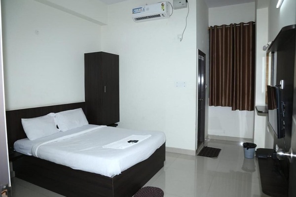 Classic Room, 1 Queen Bed | In-room safe, soundproofing