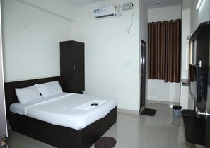 Classic Room, 1 Queen Bed | In-room safe, soundproofing - Pride Image (Bengaluru)