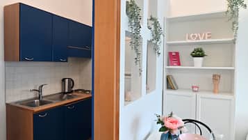 Basic Apartment | Private kitchen | Full-sized fridge, microwave, oven, espresso maker