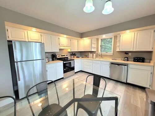 Chalet By The Bay - Sleeps 12