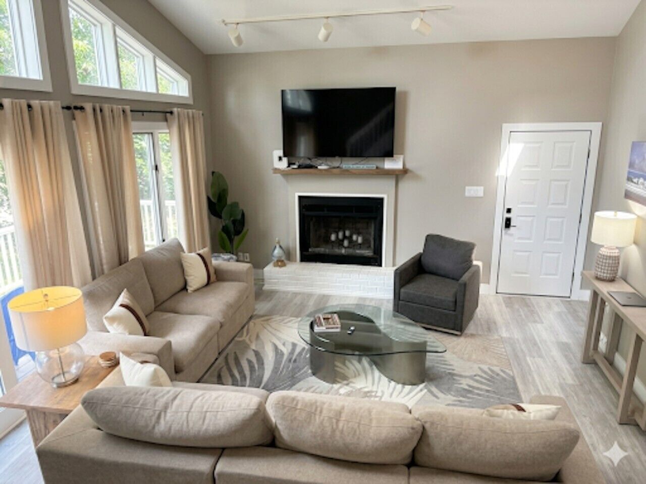 TV, fireplace