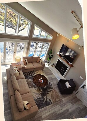 Televisión y chimenea 