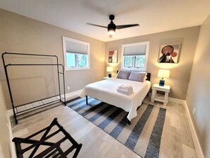 5 Schlafzimmer, Schreibtisch, Bügeleisen/Bügelbrett, Reisekinderbett