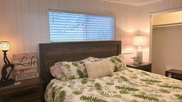 2 quartos, escrivaninha, ferros/tábuas de passar roupa