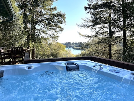 Outdoor spa tub. Chetco Riverview! Private! Rejuvenating Hot Tub! King Bed!