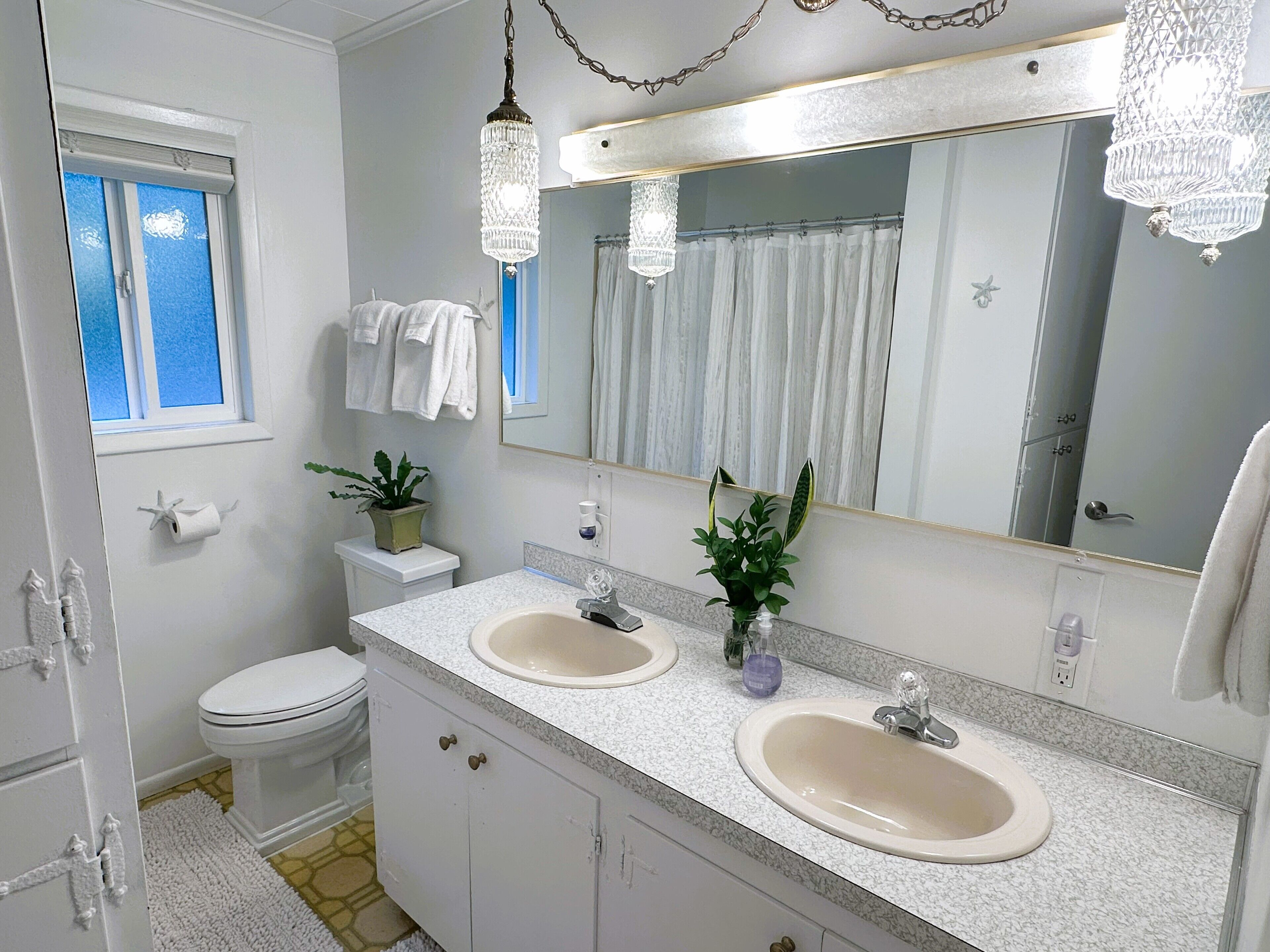 Combined shower/tub, hair dryer, towels, soap