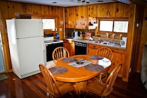 Dining tables - Knotty Pine (Iron River)