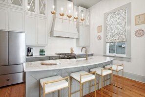 Kylskåp, mikrovågsugn, ugn och spishäll