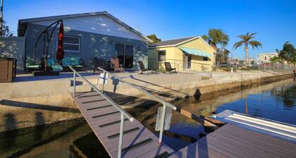 Sunset Lagoon. In the heart of Hudson. Waterfront. 2 minute walk beach/dining