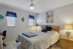 3 makuuhuonetta, työpöytä, ilmainen Wi-Fi, vuodevaatteet