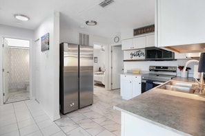 Micro-ondas, fogão, cooktop, talheres/pratos/utensílios de cozinha