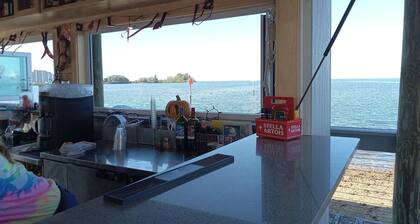 Sunset Lagoon. In the heart of Hudson. Waterfront. 2 minute walk beach/dining