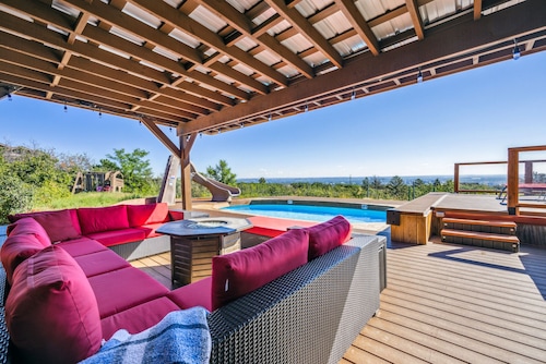 Private Pool/Slide/Hot Tub-5 min to Broadmoor/7 Falls/Zoo, Borders Open Space