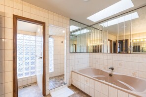 Badewanne, Haartrockner, Handtücher, Seife