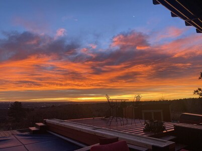 Private Pool/Slide/Hot Tub-5 min to Broadmoor/7 Falls/Zoo, Borders Open Space