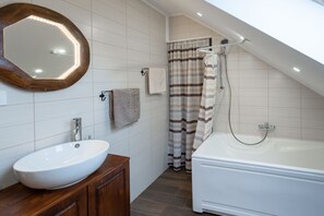 Maison Familiale, 2 chambres, côté montagne (Hazelnut Pool House) | Salle de bain | Ensemble douche/baignoire, sèche-cheveux, serviettes fournies, savon