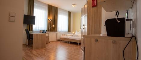Comfort Studio (Premier Studio Appartement) | In-room safe, desk, iron/ironing board, free WiFi