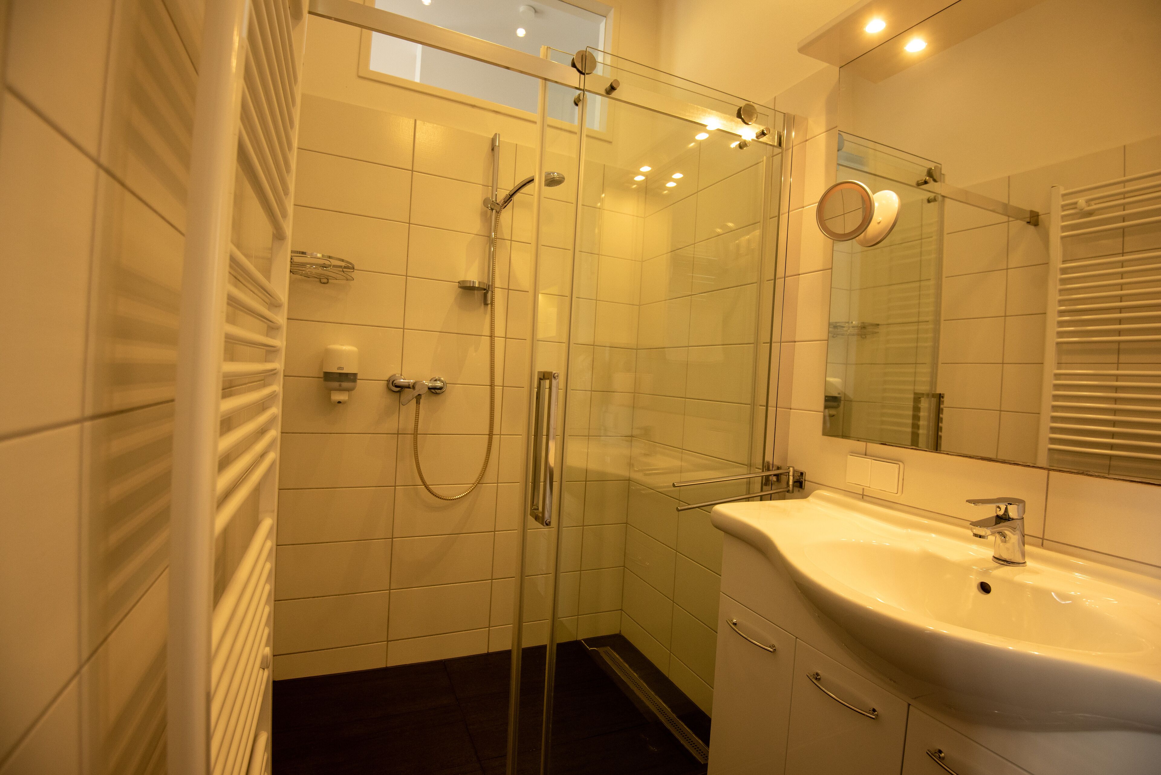 Comfort Studio (Premier Studio Appartement) | Bathroom | Shower, hair dryer, towels