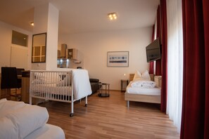 Studio Comfort (Premier Studio Appartement) | Area keluarga | Televisi LED 39-inci dengan saluran TV satelit dan TV