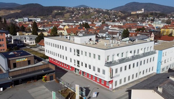 Un edificio de varios pisos con techo plano, ventanas amplias y un cartel llamativo que dice "MEDZENTRUM".