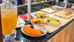 A buffet with various food items including fruits, cheeses, and meats. - Hotel e Pousada Sonho Meu (Florianópolis)
