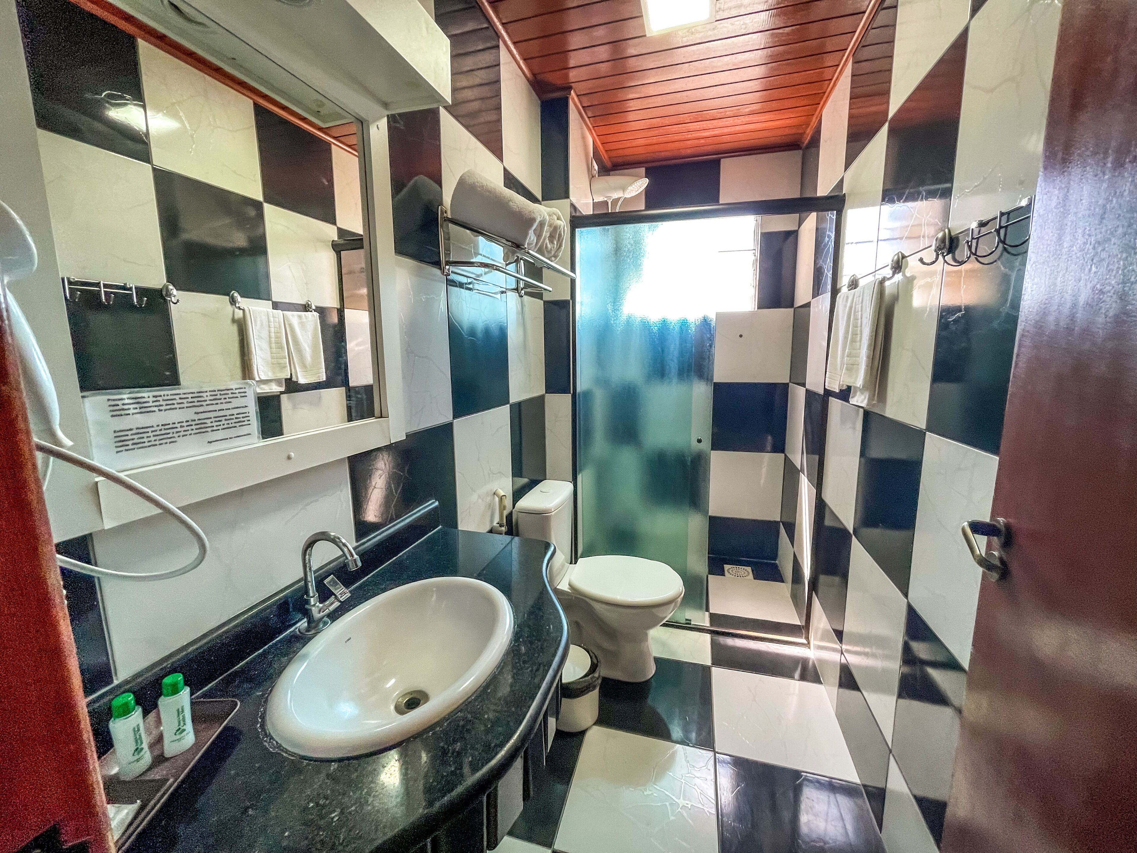 Standard-Doppelzimmer | Badezimmer | Dusche, Haartrockner, Bademäntel, Handtücher