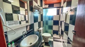 Standard-Doppelzimmer | Badezimmer | Dusche, Haartrockner, Bademäntel, Handtücher