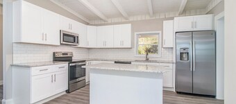Bright, Quiet & Modern 3bd/2bth Oasis
