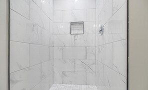 Bathtub - Bright, Quiet & Modern 3bd/2bth Oasis (Decatur)