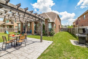 Outdoor dining - Luxury Katy Retreat- 5 bed/ 3 bath - BBQ Grill, Fire Pit/Office/TV Projector (Katy)