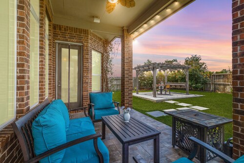 Luxury Katy Retreat- 5 bed/ 3 bath - BBQ Grill, Fire Pit/Office/TV Projector