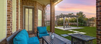 Luxury Katy Retreat- 5 bed/ 3 bath - BBQ Grill, Fire Pit/Office/TV Projector