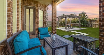 Luxury Katy Retreat- 5 bed/ 3 bath - BBQ Grill, Fire Pit/Office/TV Projector