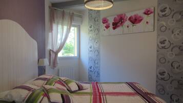 1 chambre, bureau, fer et planche Ă repasser, lit parapluie