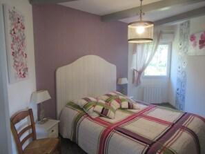 1 chambre, bureau, fer et planche à repasser, lit parapluie