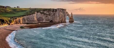 Vlak bij het strand, ligstoelen