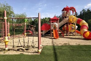 Un parque infantil con estructuras para escalar y toboganes.