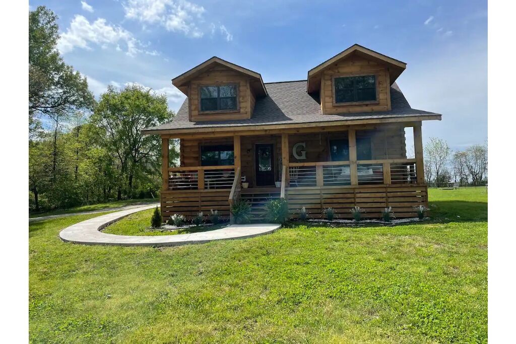 Peaceful FamilyCabin ,sleeps 8, pet friendly 