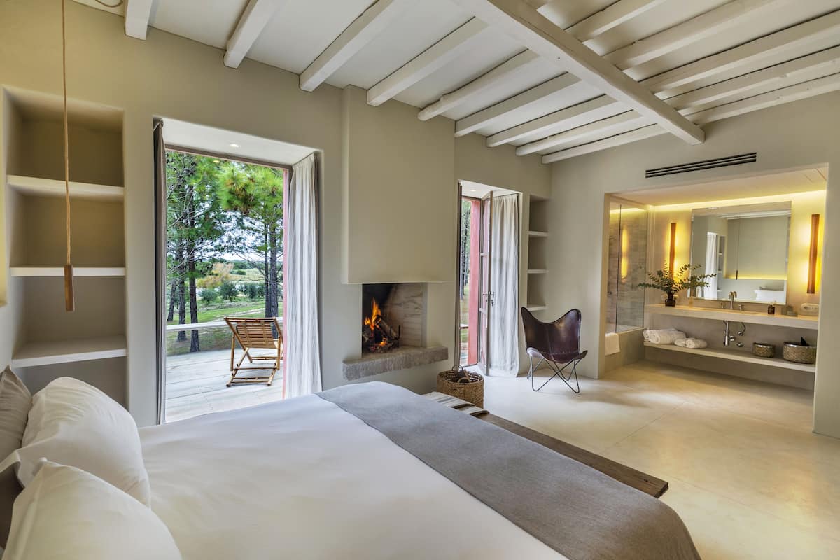 Superior Double Room | Peralatan tempat tidur premium, gebar bulu kapas, busa memori