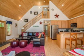 Smart TV, fireplace, video games, DVD player - Amazing riverfront cabin! 8 person Hot Tub, 20 min to Stevens and Leavenworth! (Leavenworth)