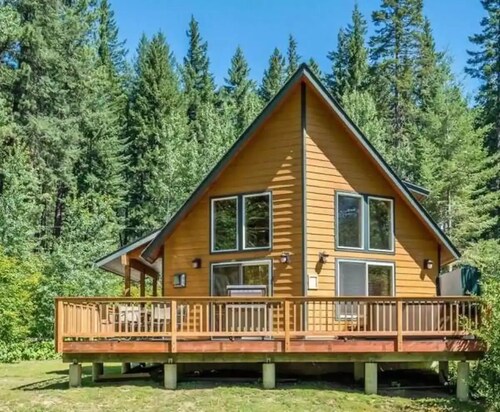 Amazing riverfront cabin! 8 person Hot Tub, 20 min to Stevens and Leavenworth!