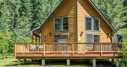 Amazing riverfront cabin! 8 person Hot Tub, 20 min to Stevens and Leavenworth!